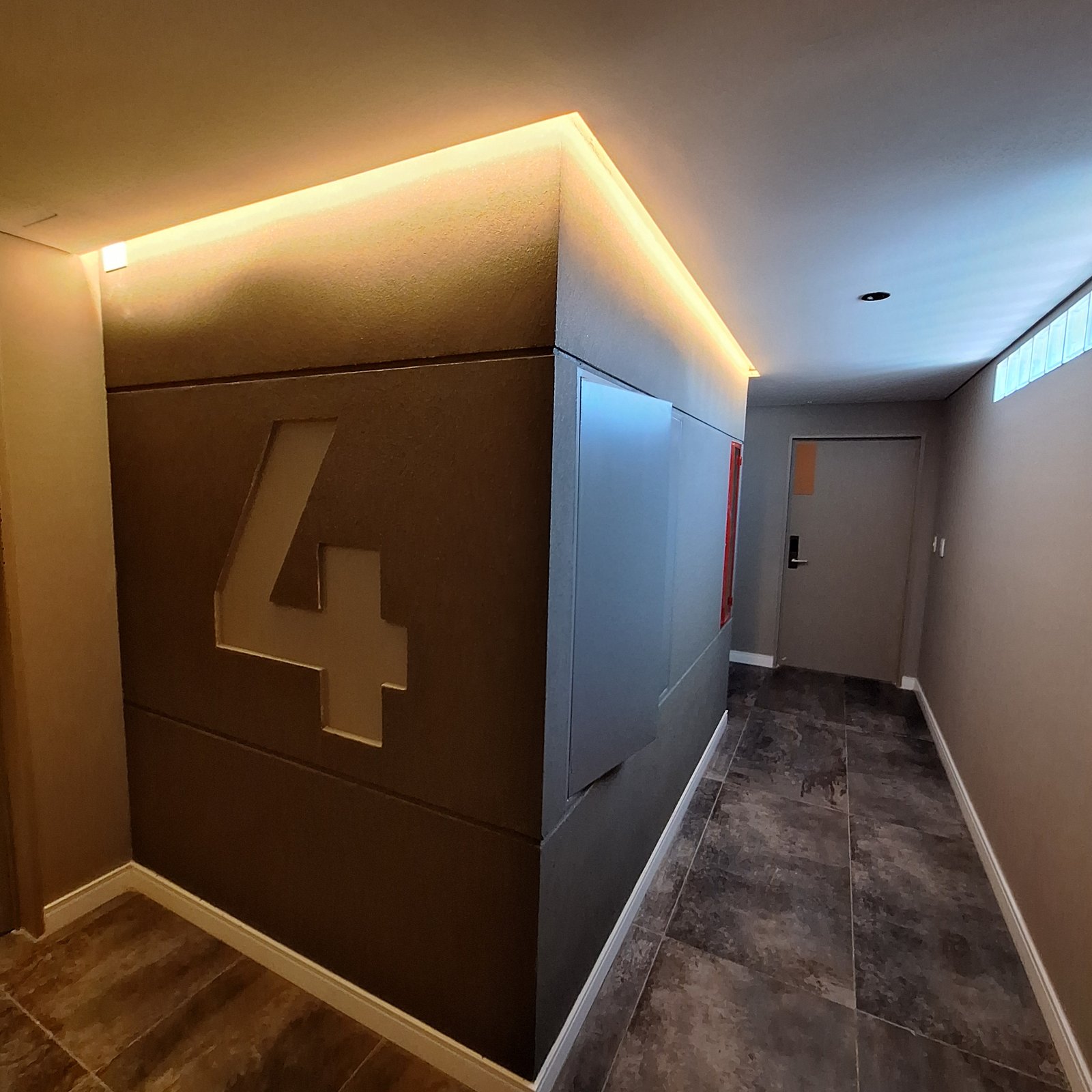 Pasillo moderno con gran número 4 iluminado y luces indirectas — proyecto Edificio Maure, por LW Lopez Wolder arquitectos, en Maure 4008