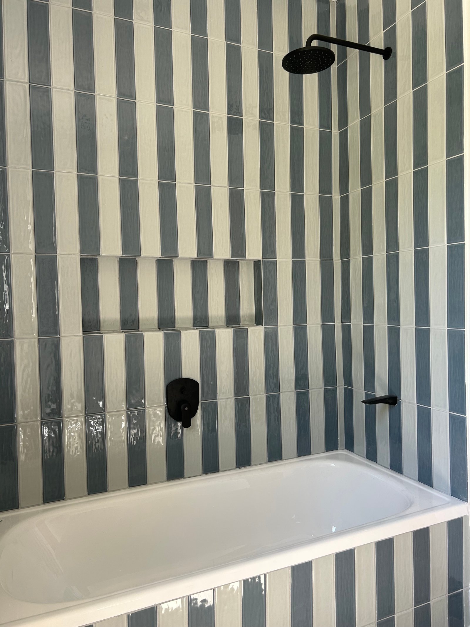 Baño moderno con bañera exenta y azulejos a rayas — proyecto SAN JOSÉ, por ESTUDIO TEZ, en Antártida Argentina 2382