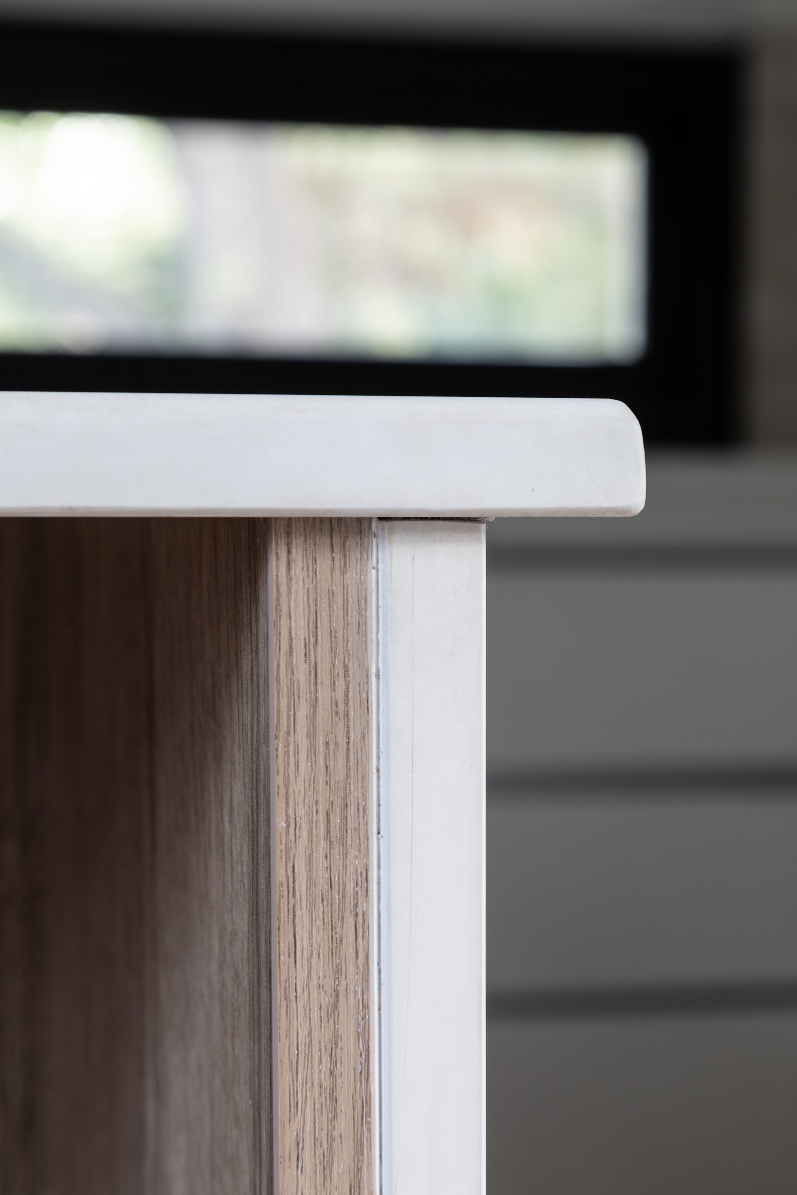 Detalhe de móvel em madeira natural e branco com janela horizontal — projeto Casa Emilia, por Grupo CRBN, em Parque Leloir