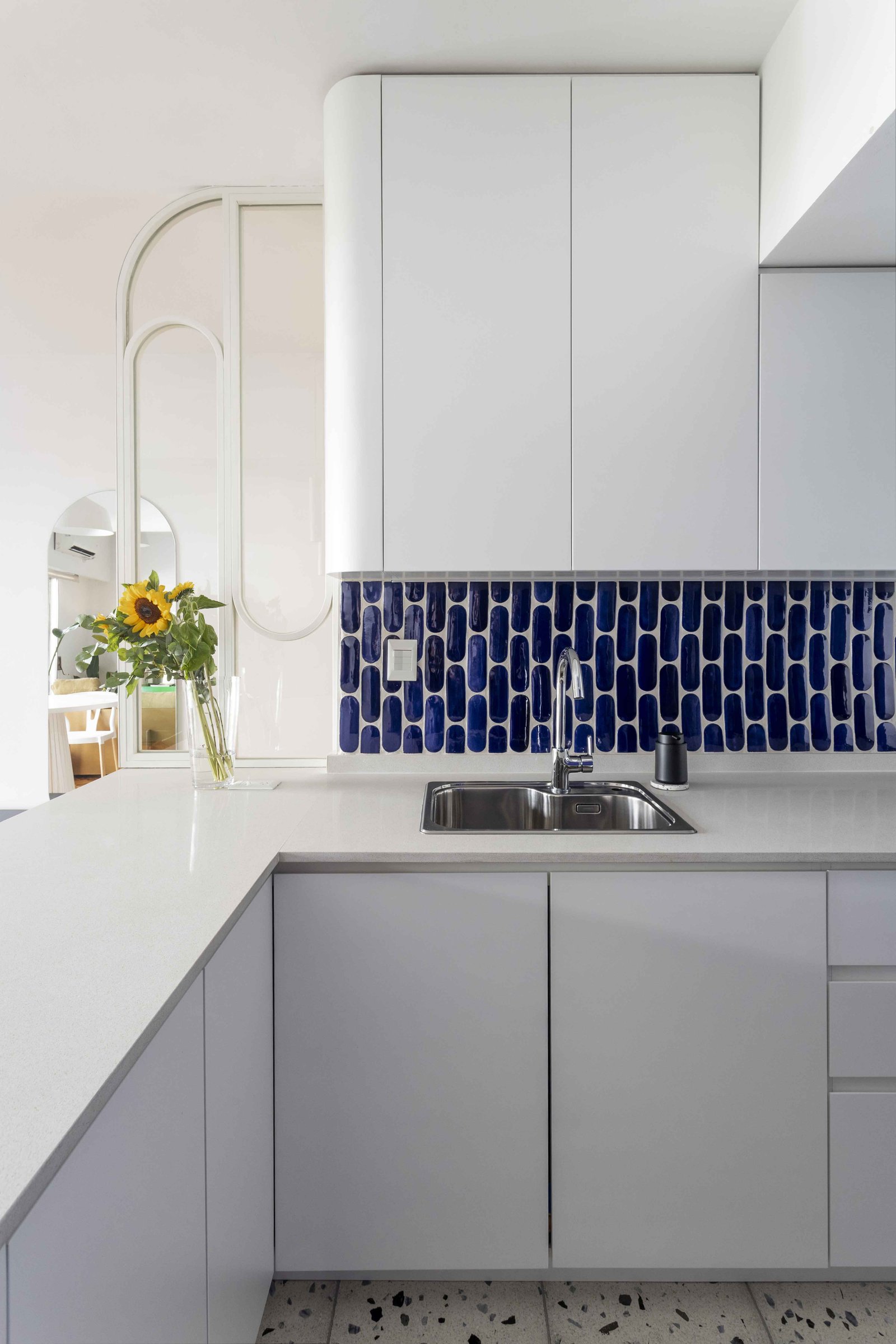 Cozinha moderna com azulejos azuis arredondados e design curvo — projeto Julián Alvarez, por Bouré Studio, em Palermo