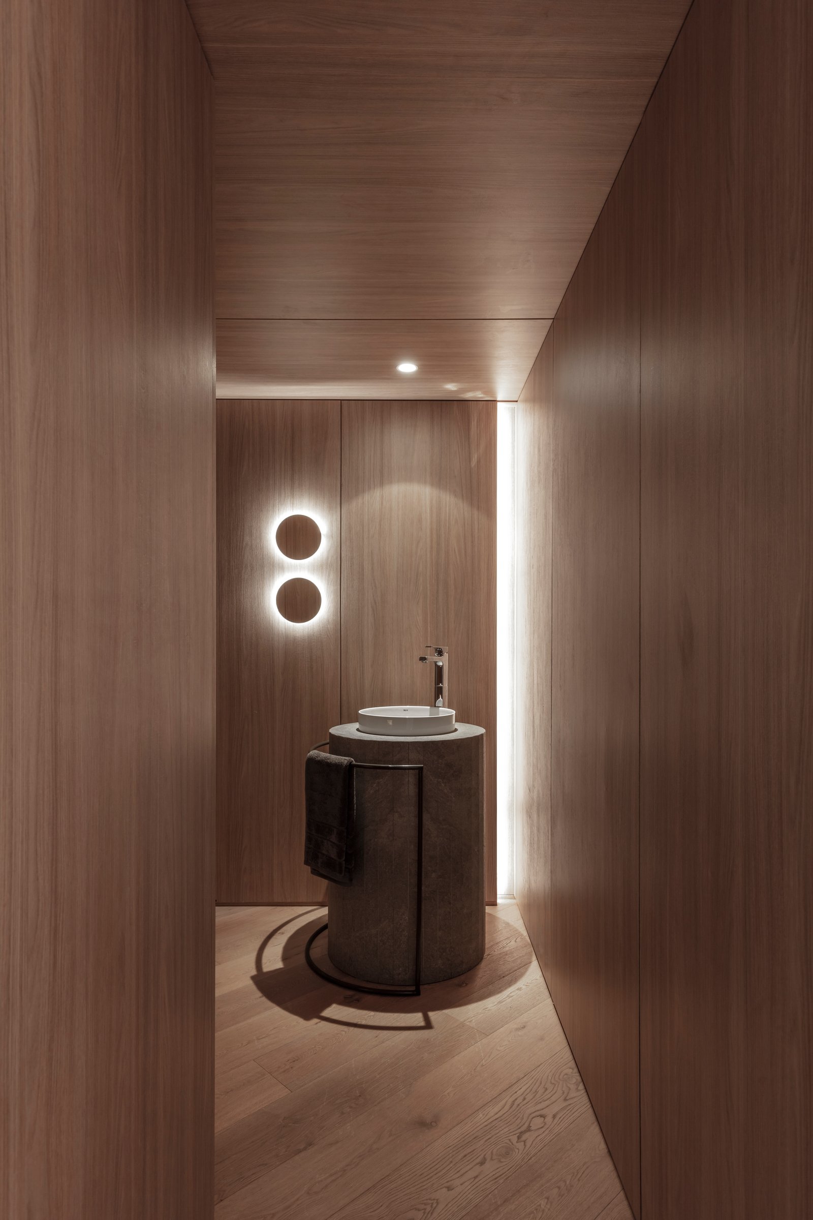 Banheiro minimalista com revestimento de madeira e lavatório cilíndrico — projeto Casa Foa 2024 | Ritual de bienestar | Wellness ritual | Lucia Quinteros, por Ren Studio, em Cdad. 