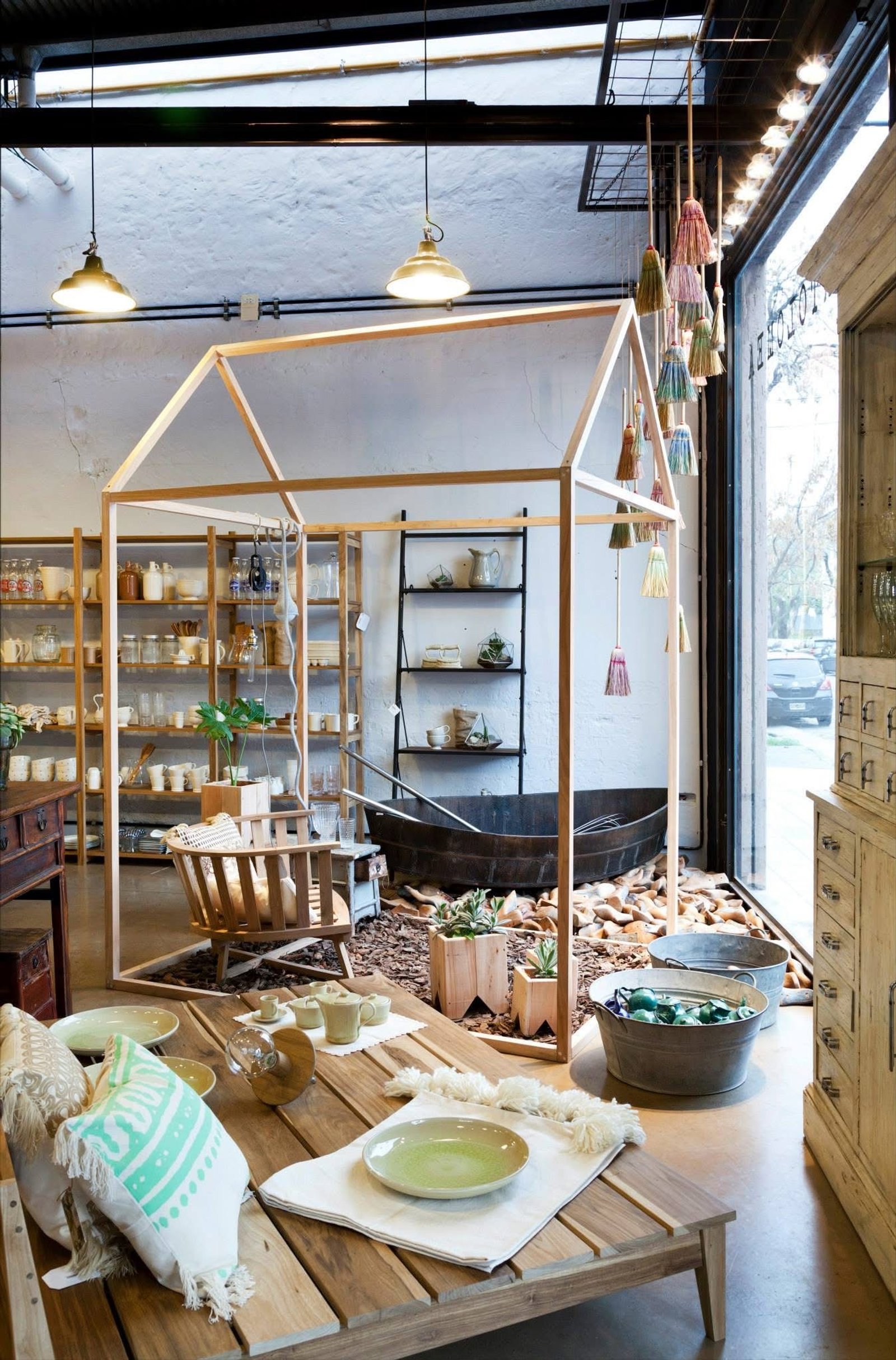 Loja de decoração com prateleiras de madeira e objetos rústicos — projeto BARTOLOMEA, por DE DIOS Estudio, em Palermo