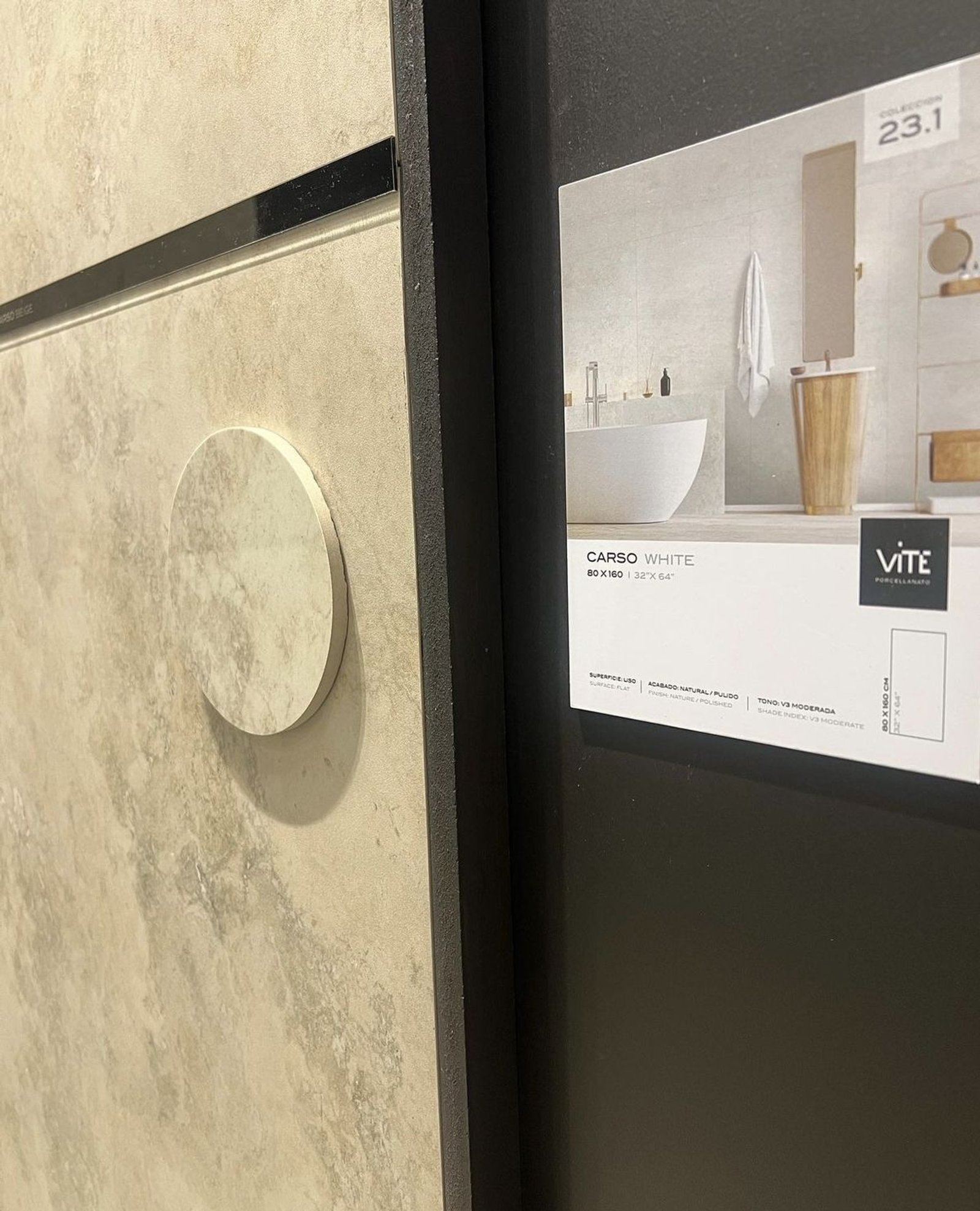 Baño moderno con lavabo exento, baldosa texturizada y mueble cilíndrico — proyecto Expo Revestir 2023, por Vite Porcellanato, en São Paulo