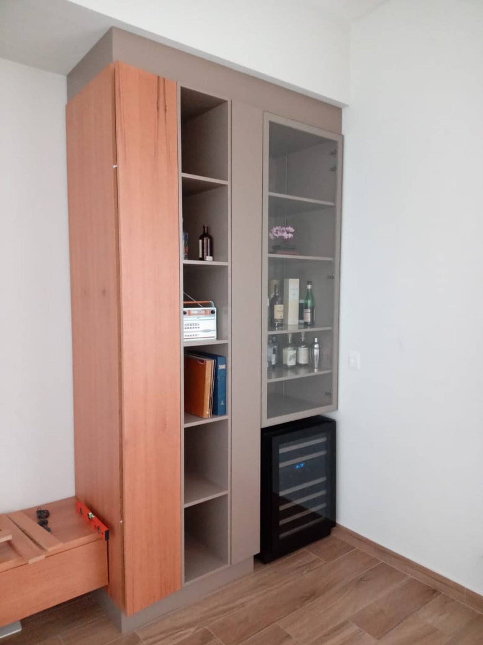 Sala de estar moderna con mueble de madera y cava de vinos integrada — proyecto Belgrano, por Licefe Carpentry SRL, en Belgrano