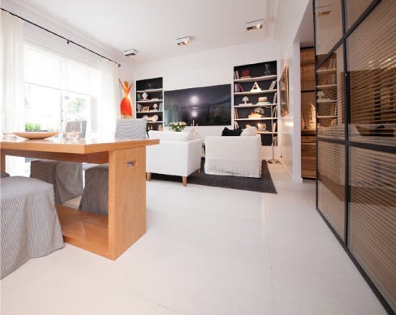 Sala de estar e jantar moderna com piso de madeira branco e janelas amplas — projeto Casa Foa Luis María Campos, por Vite Porcellanato, em Buenos Aires