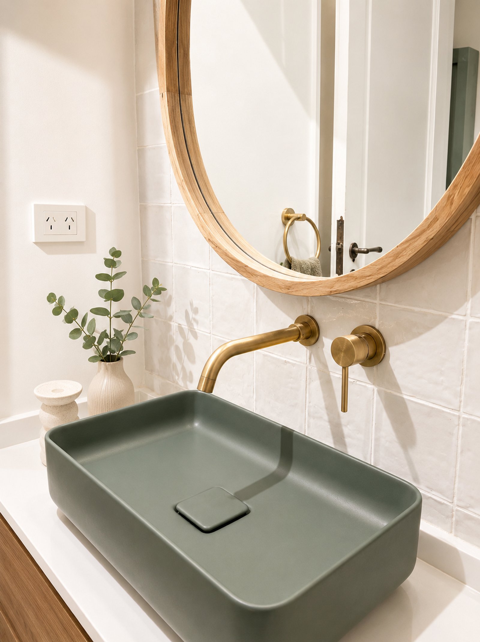Baño moderno con bacha verde mate y grifería dorada empotrada — proyecto Arenales, por Equipe, en Buenos Aires