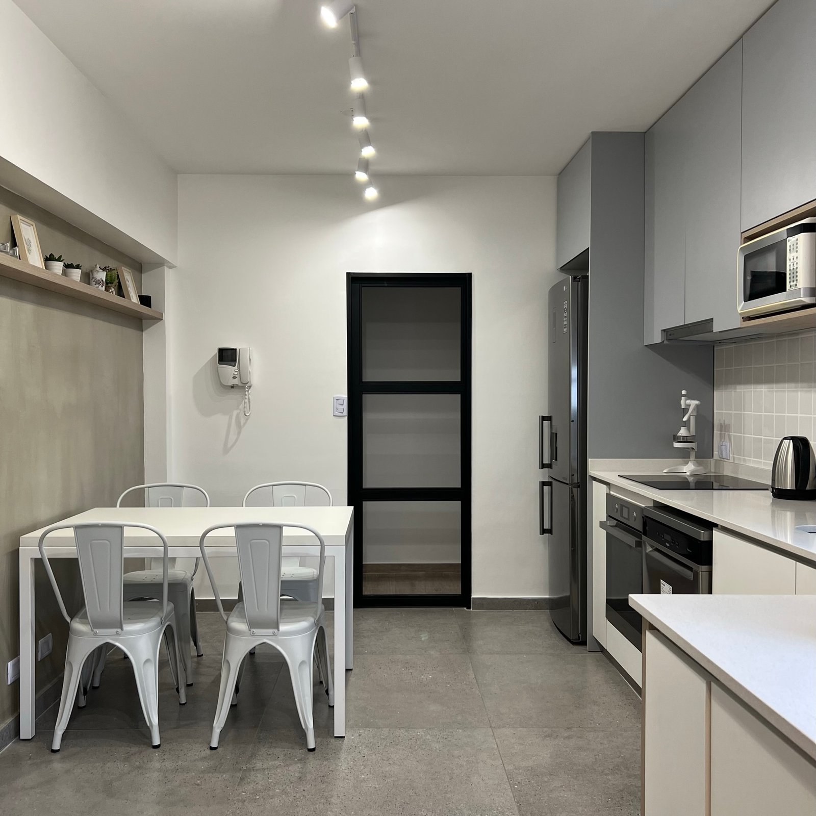 Cocina moderna abierta con comedor estilo industrial — proyecto Vera I, por MDBK Arquitectura, en Villa Crespo