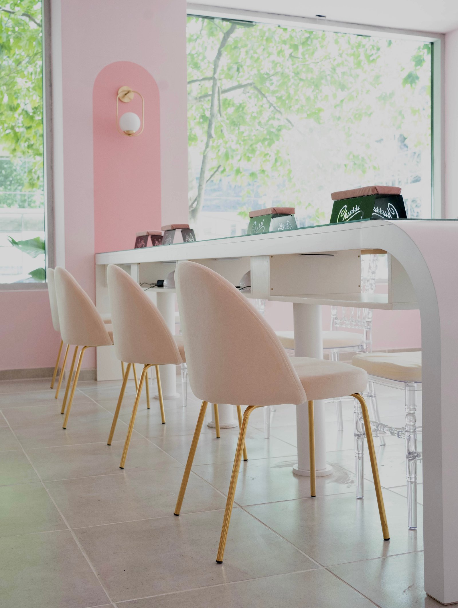 Espaço comercial moderno com cadeiras de veludo e janela grande — projeto Churri Beauty, por vil arquitectura y diseño, em Olga Cossettini 300