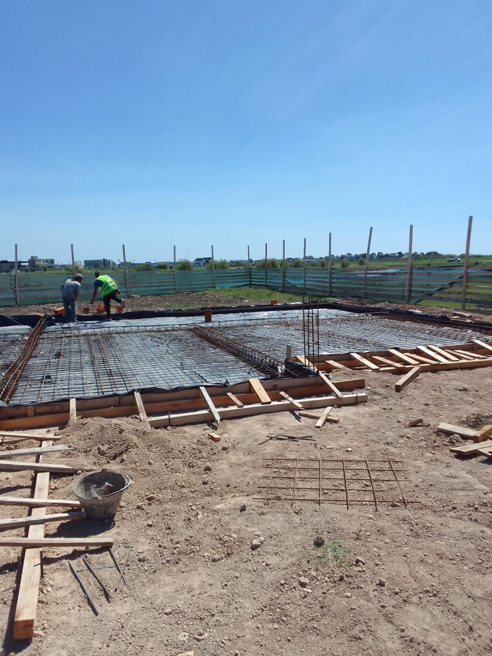 obra em construção — projeto Casa en Pueblos del Plata, por Arquitecto Guido Niccoli, em Guillermo Enrique Hudson