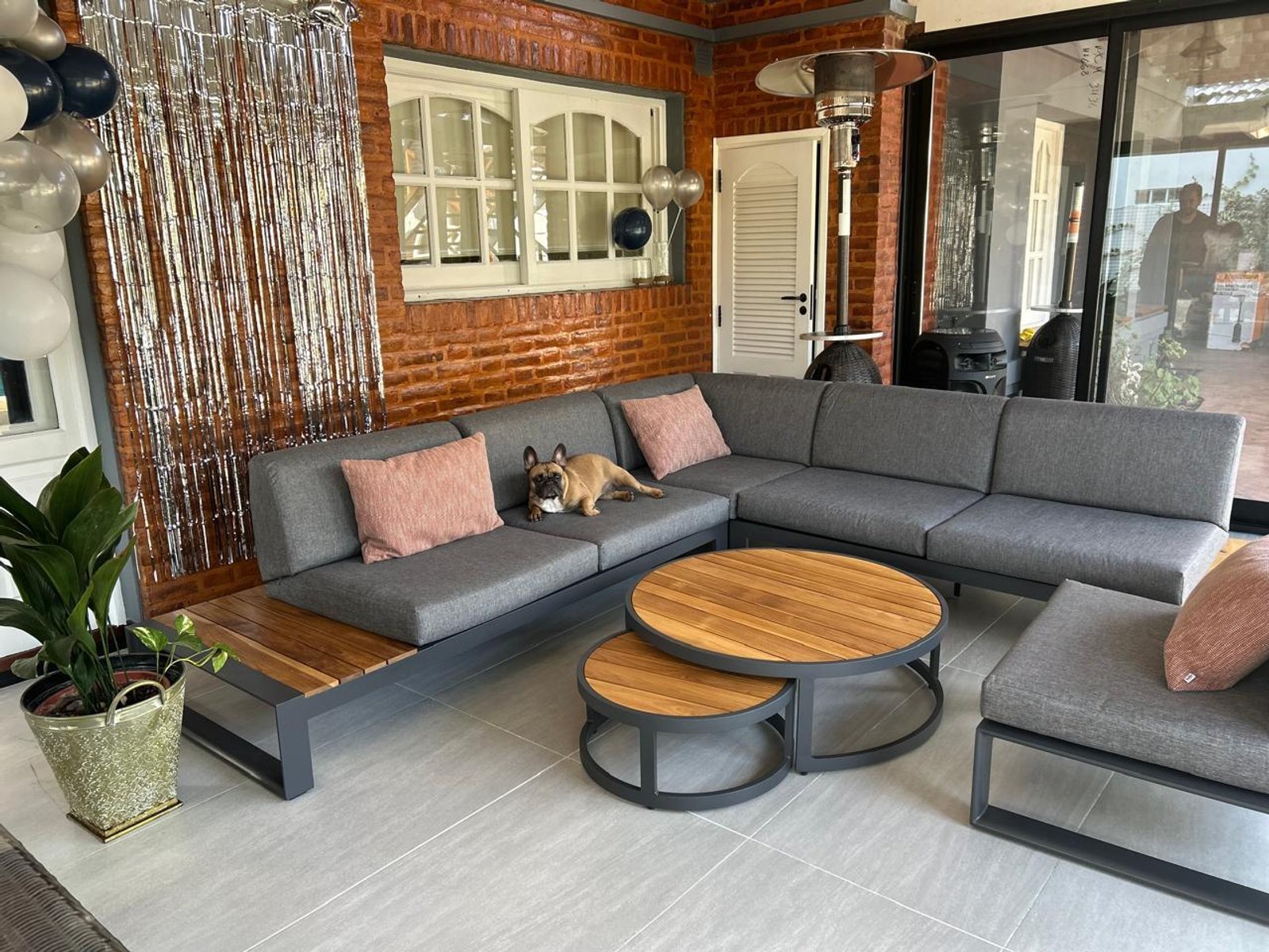 Living exterior moderno con sofá modular y pérgola — proyecto Juegos de Livings Amplios, por Casa Nuñez