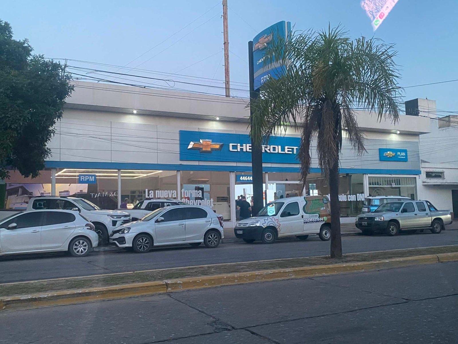 fachada de loja comercial moderna com vitrine — projeto Concesionario Oficial Chevrolet, Resistencia Chaco., por Arquitecto Gustavo Maidana, em Resistencia