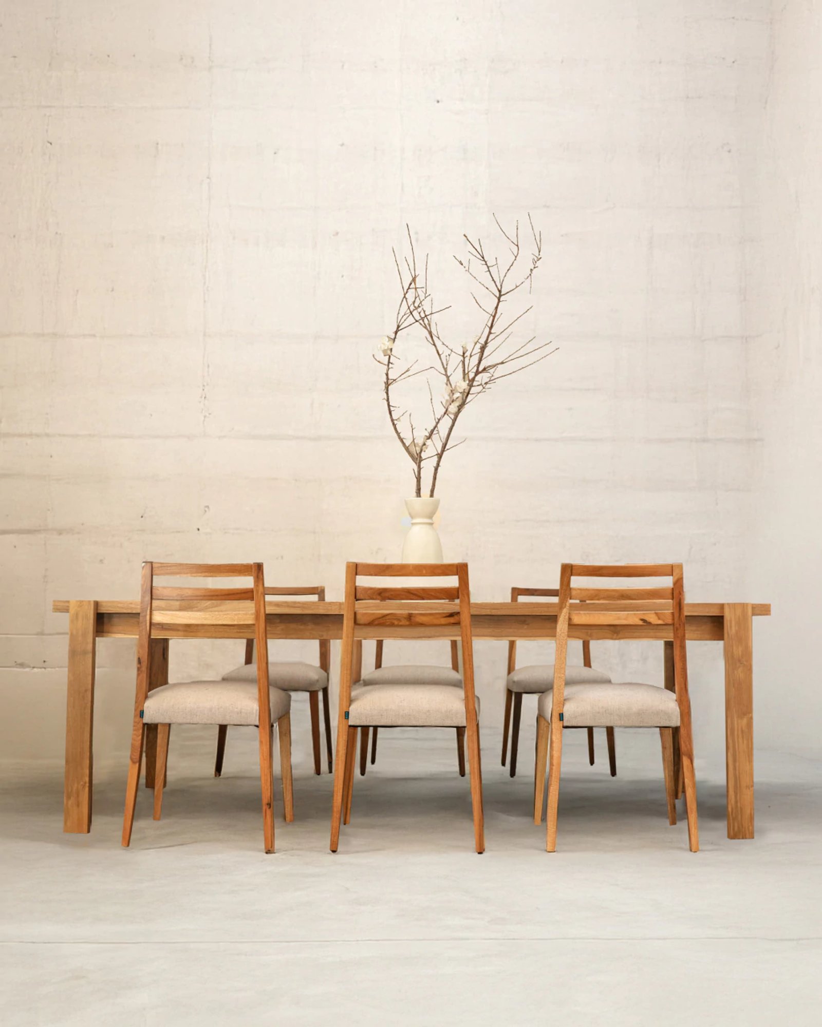 Comedor minimalista con mesa de madera y sillas en espacio de hormigón — proyecto Comedor, por BLVD Furniture