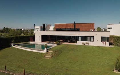 Casa moderna blanca con pileta y jardín verde amplios — proyecto Panorama House, por Estudio UFV72, en Belén de Escobar