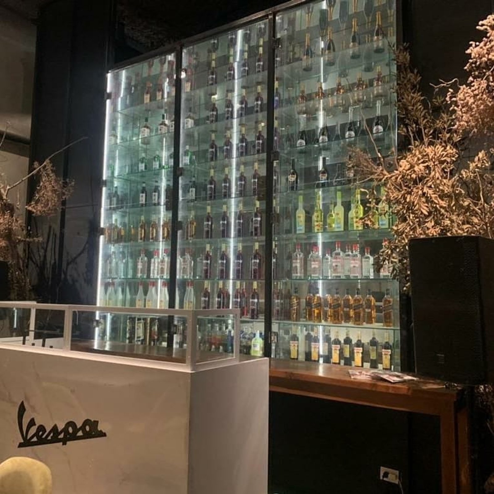 Bar de vinhos com prateleiras de vidro e garrafas — projeto Vitrina 2 pisos para bar la Ferneteria, por Cristalcenter, em Palermo