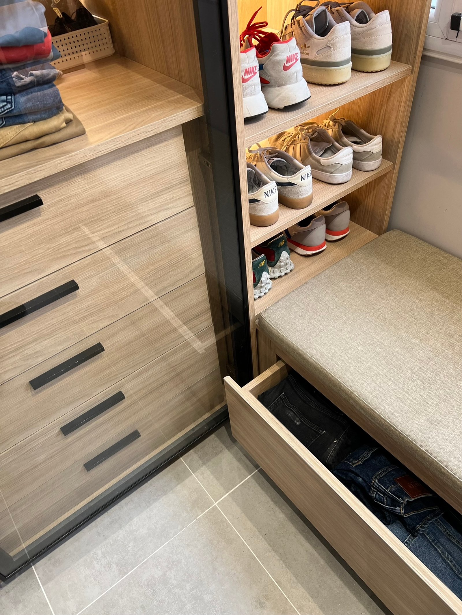 Guarda-roupa moderno com prateleiras e gavetas em madeira natural — projeto Matienzo, por MDBK Arquitectura, em Belgrano