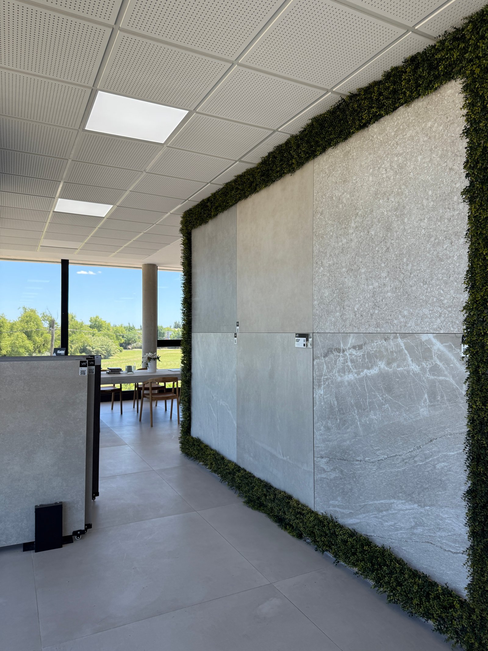 Showroom de azulejos com parede verde artificial — projeto Showroom, por GAP HAUS, em Calle Austria Nte. 2450