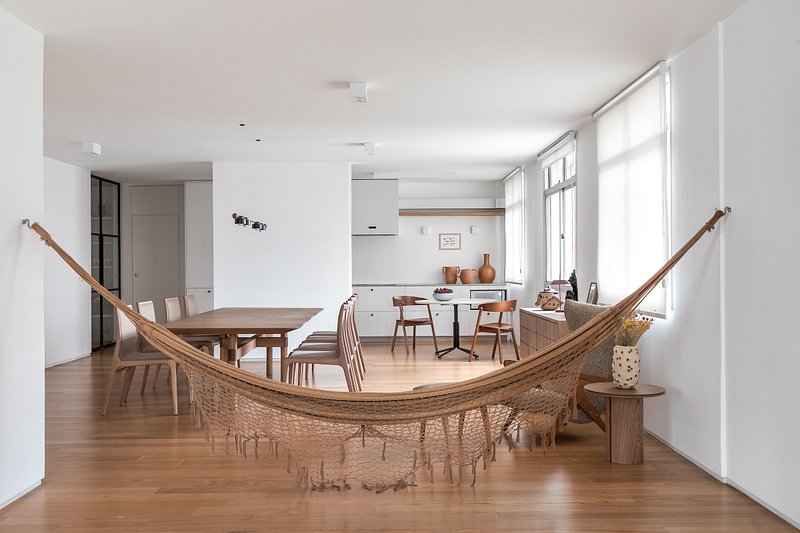 Apartamento modernista foi renovado para oferecer mais espaço e bem-estar