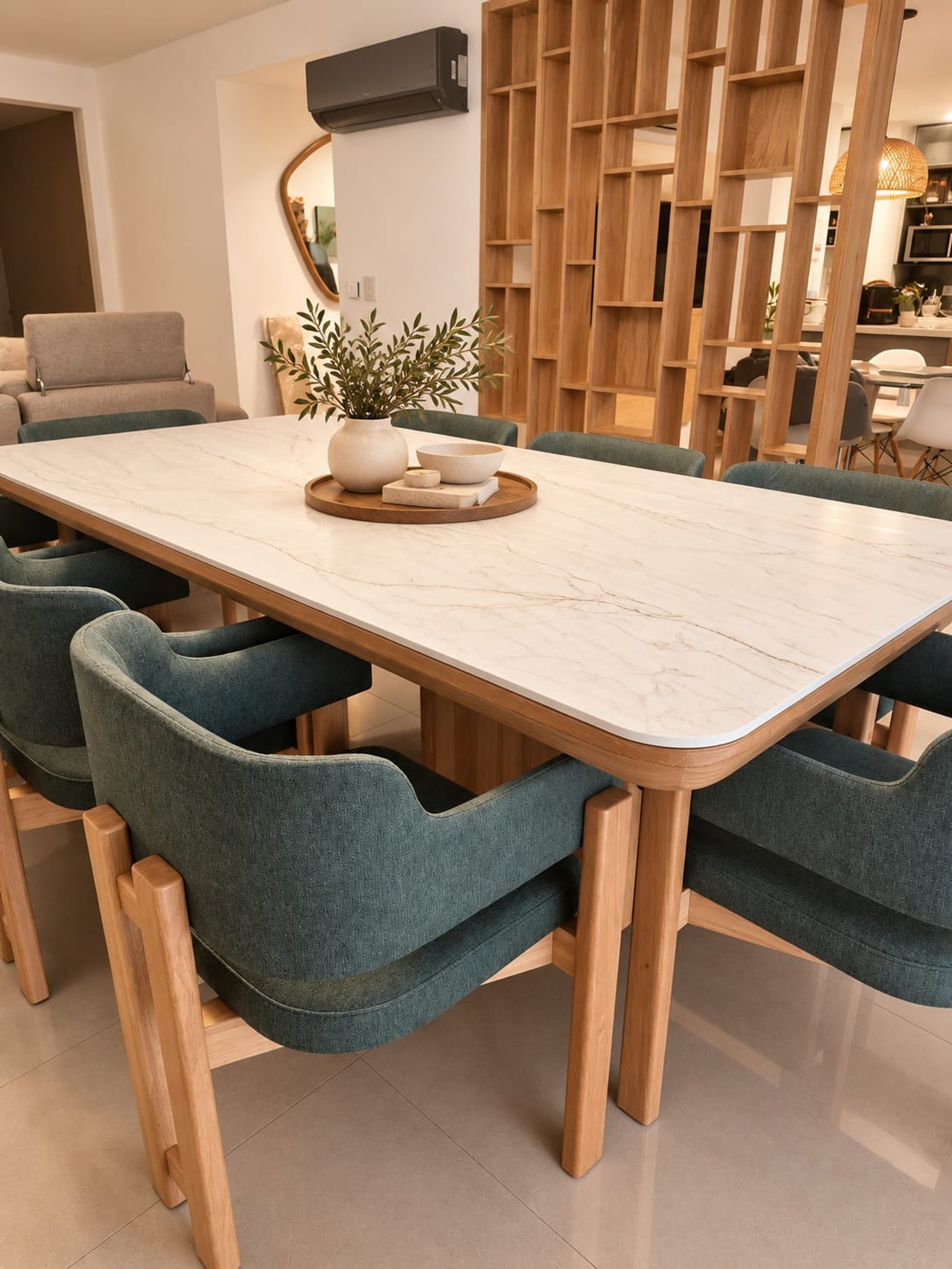 Sala de jantar moderna com mesa de mármore e cadeiras verdes — projeto Proyecto Andonaegui - Diseño y ejecución integral living, por MJS INTERIOR DESIGNER, em Villa Urquiza