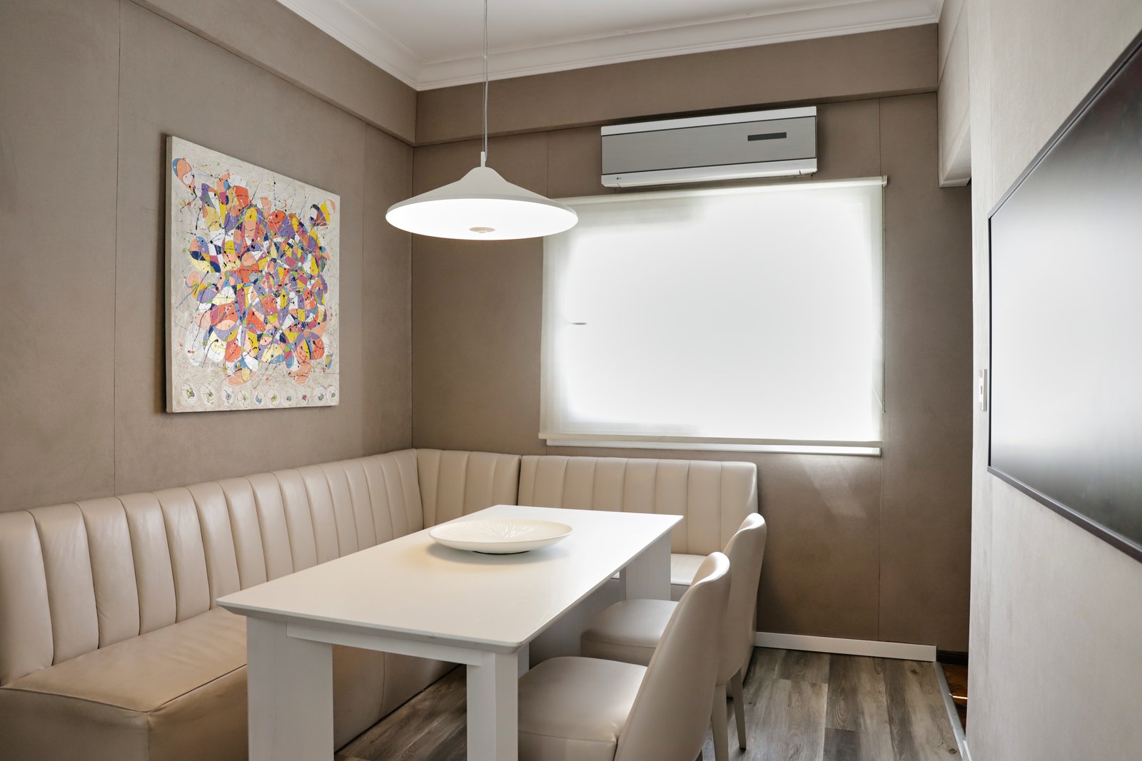 Sala de jantar moderna com banqueta bege e mesa branca — projeto OBRA GUEMES, PALERMO, por MARCELO MAZZA, em Palermo