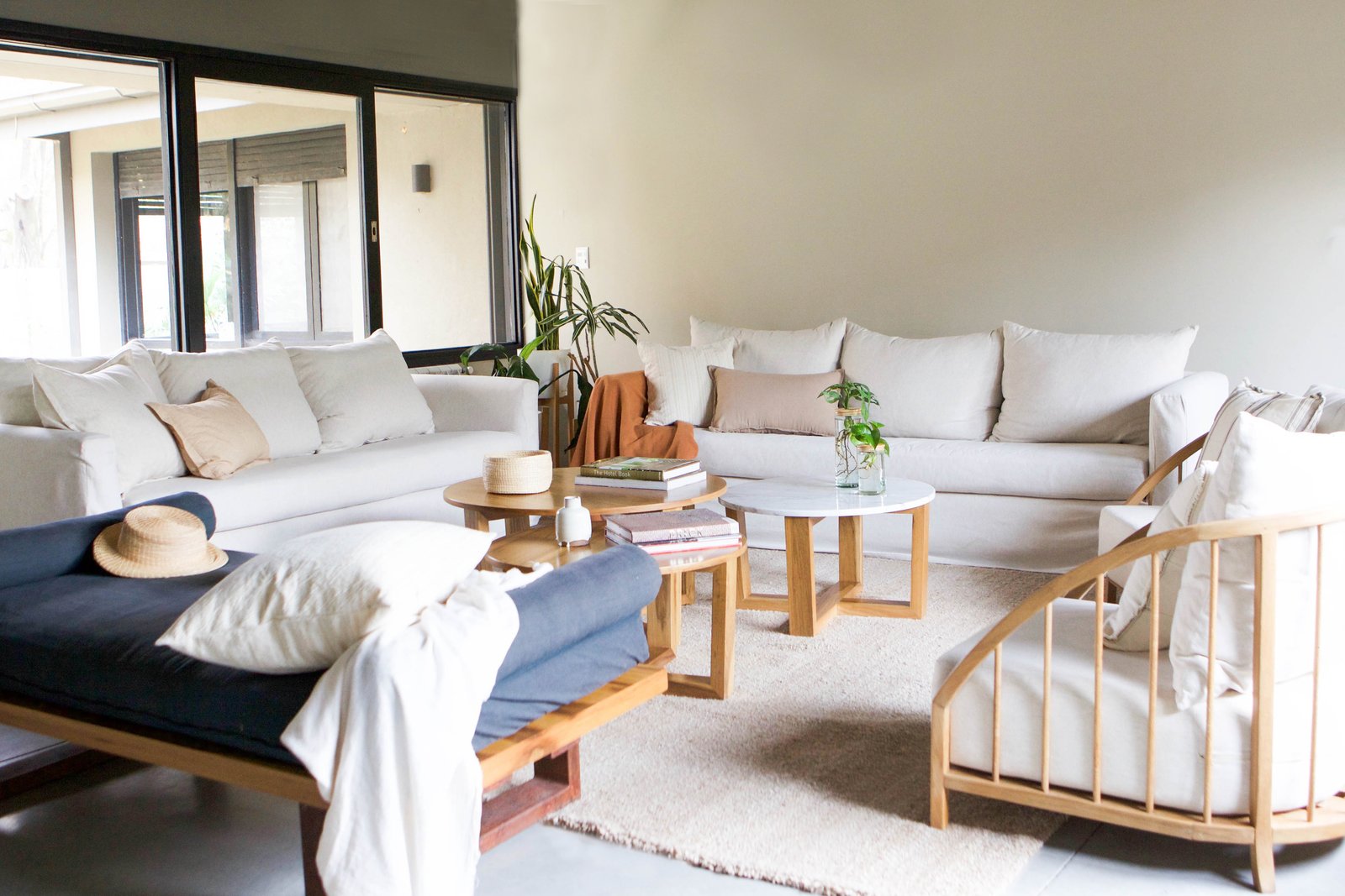 Living comedor escandinavo con ventanas amplias y detalles boho — proyecto Saravia, por LACROZE DESIGN STUDIO, en San Isidro