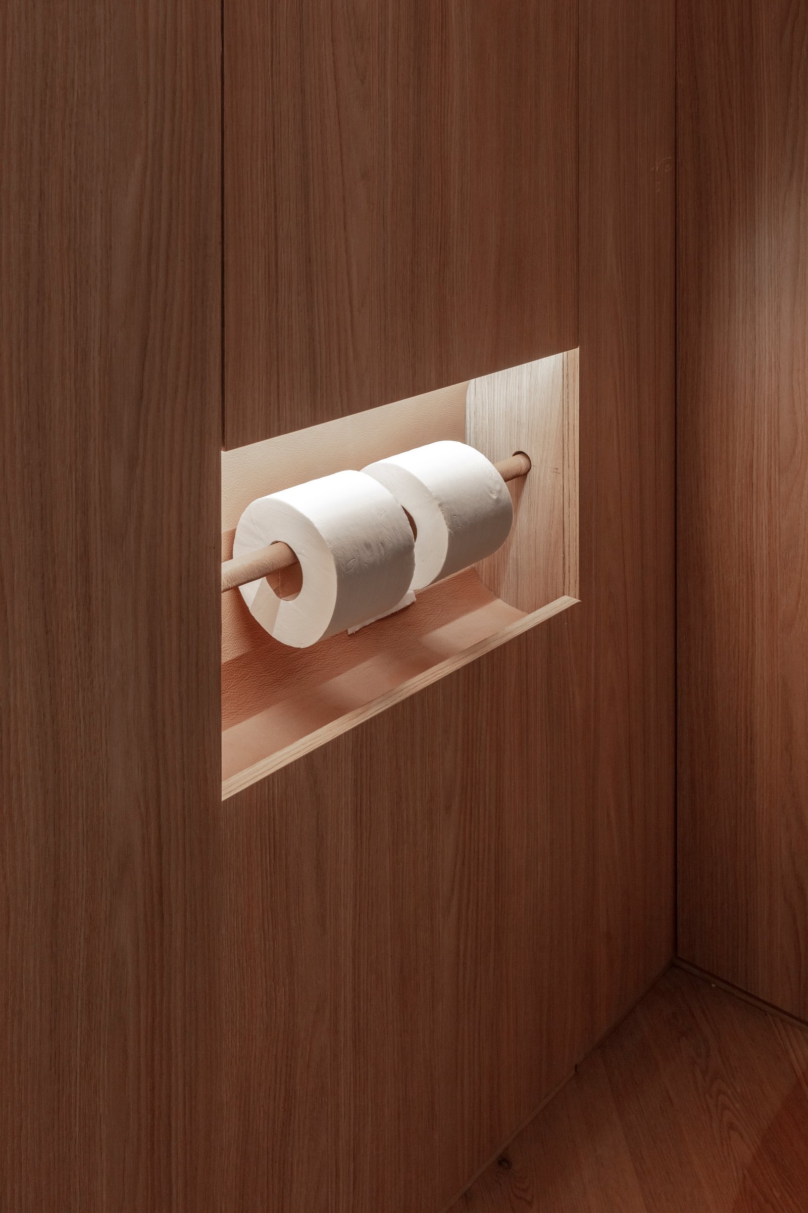 Banheiro moderno com painéis de madeira e armazenamento de papel higiênico oculto — projeto Casa Foa 2024 | Ritual de bienestar | Wellness ritual | Lucia Quinteros, por Ren Studio,