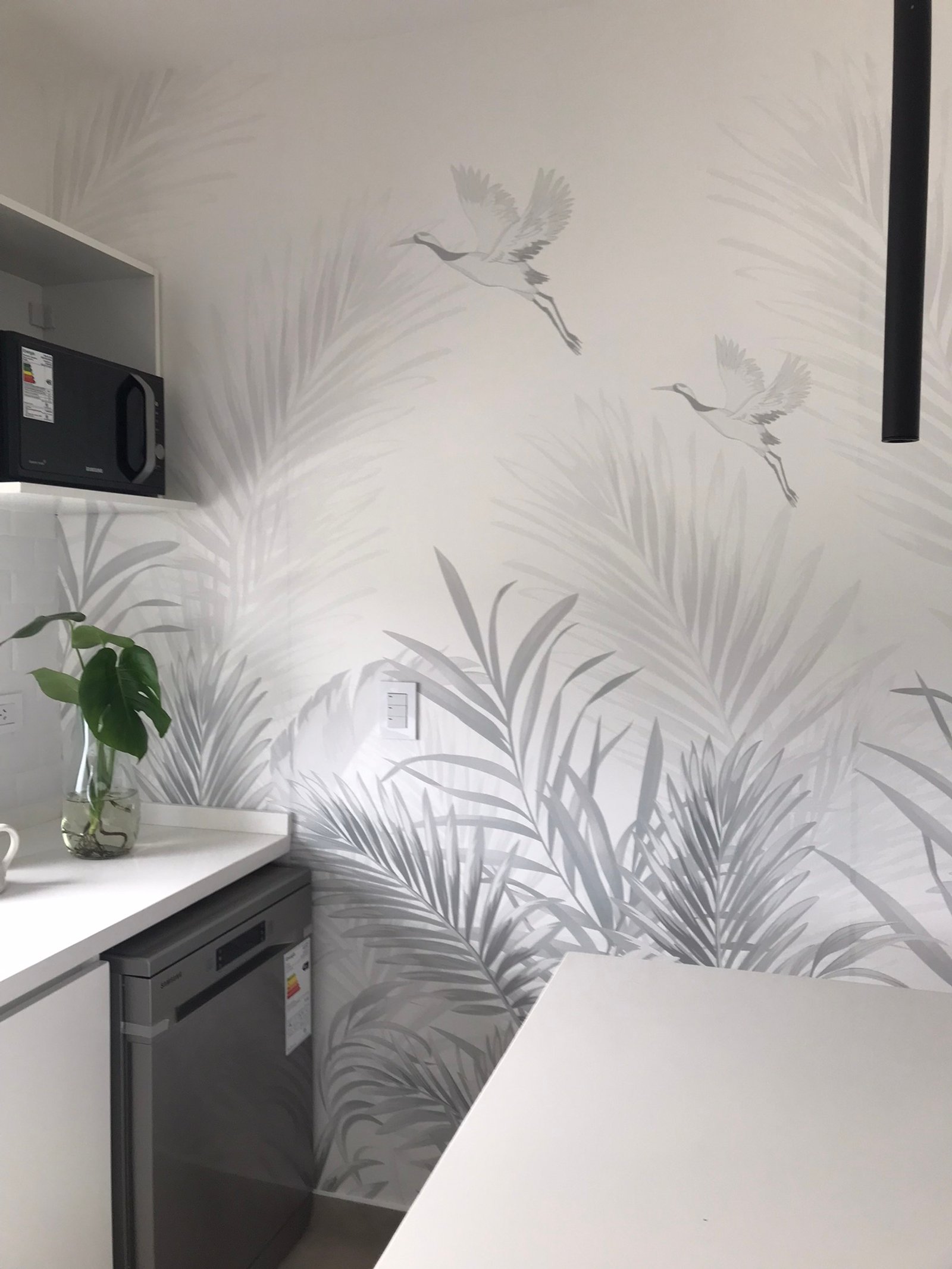 Cocina minimalista con papel mural de grullas y palmeras — proyecto Mural para cocina, por Picma Empapelados, Murales, Esmerilados, Prints ,Papeles, en Canning
