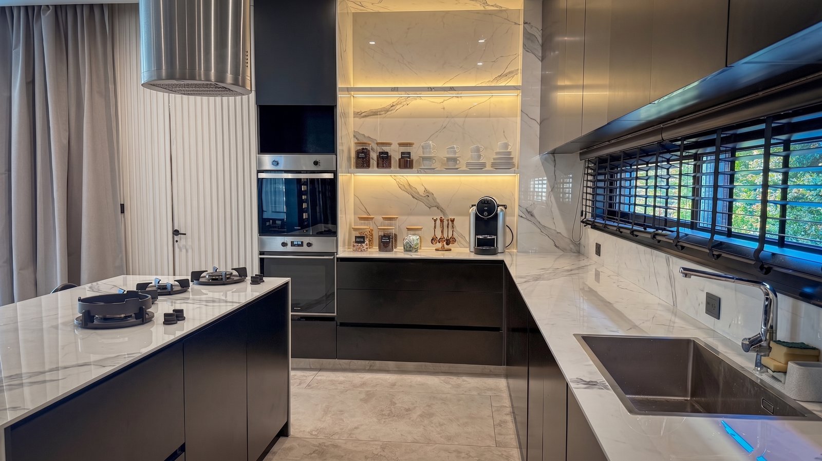 Cozinha moderna com ilha de mármore e armários pretos — projeto Yatch 278, por CIFARELLI arquitectos, em Tigre