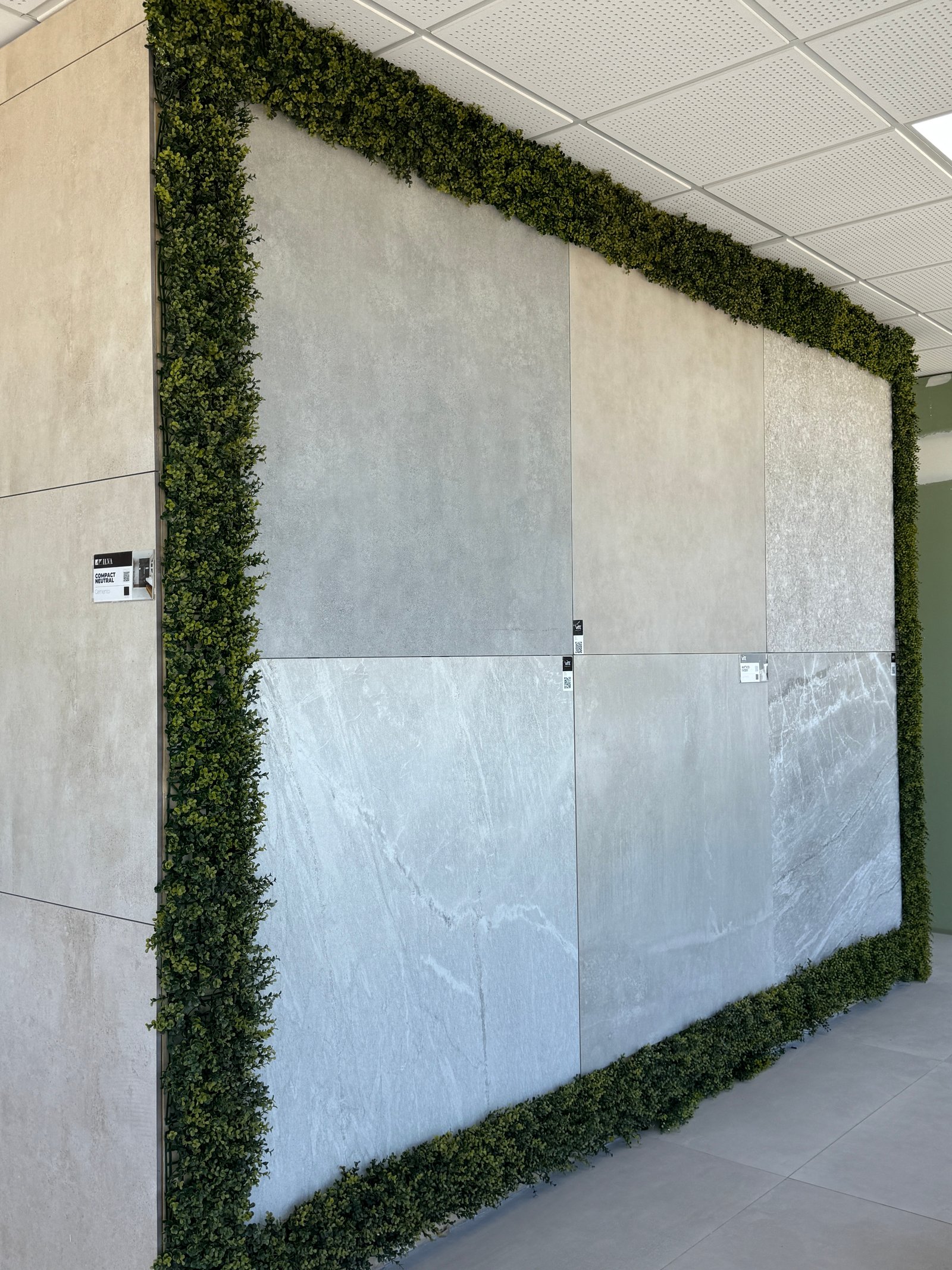 Muestra de revestimientos con pared verde — proyecto Showroom, por GAP HAUS, en Calle Austria Nte. 2450
