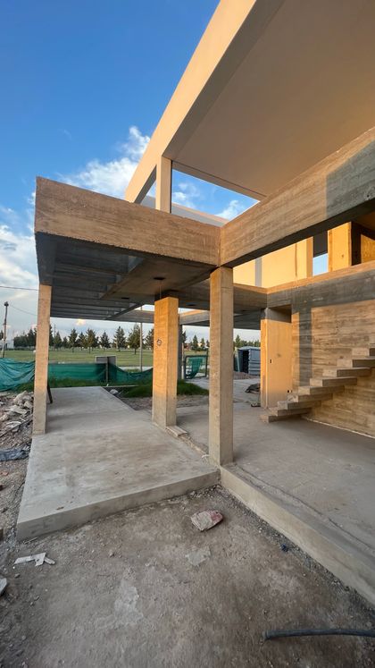 Construcción moderna brutalista con escaleras flotantes — proyecto Proceso de Obra, por RY Construir Estudio, en Buenos Aires