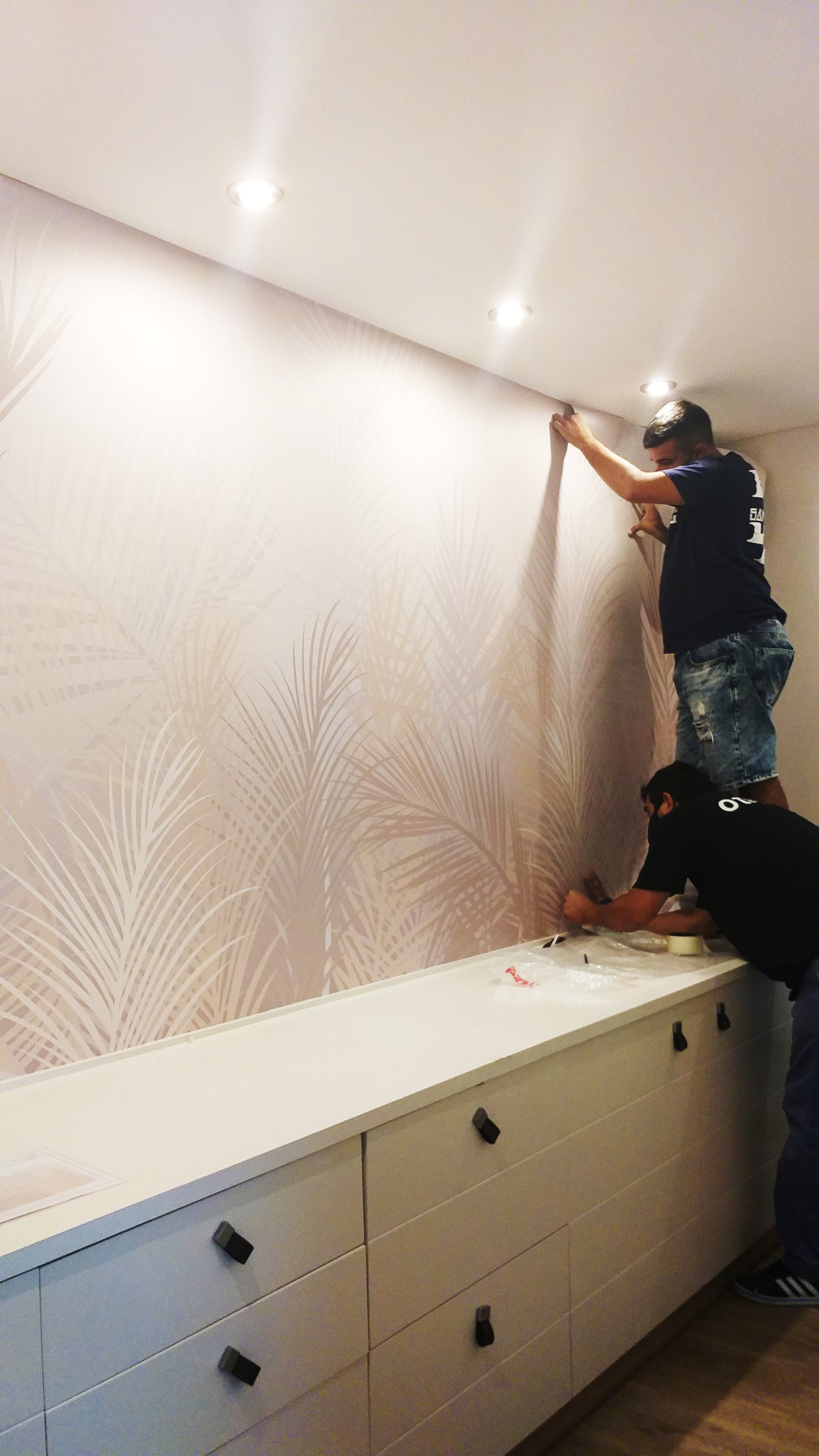 instalacion de papel mural en habitacion moderna — proyecto Mural foliage natural, por Picma Empapelados, Murales, Esmerilados, Prints ,Papeles, en Canning