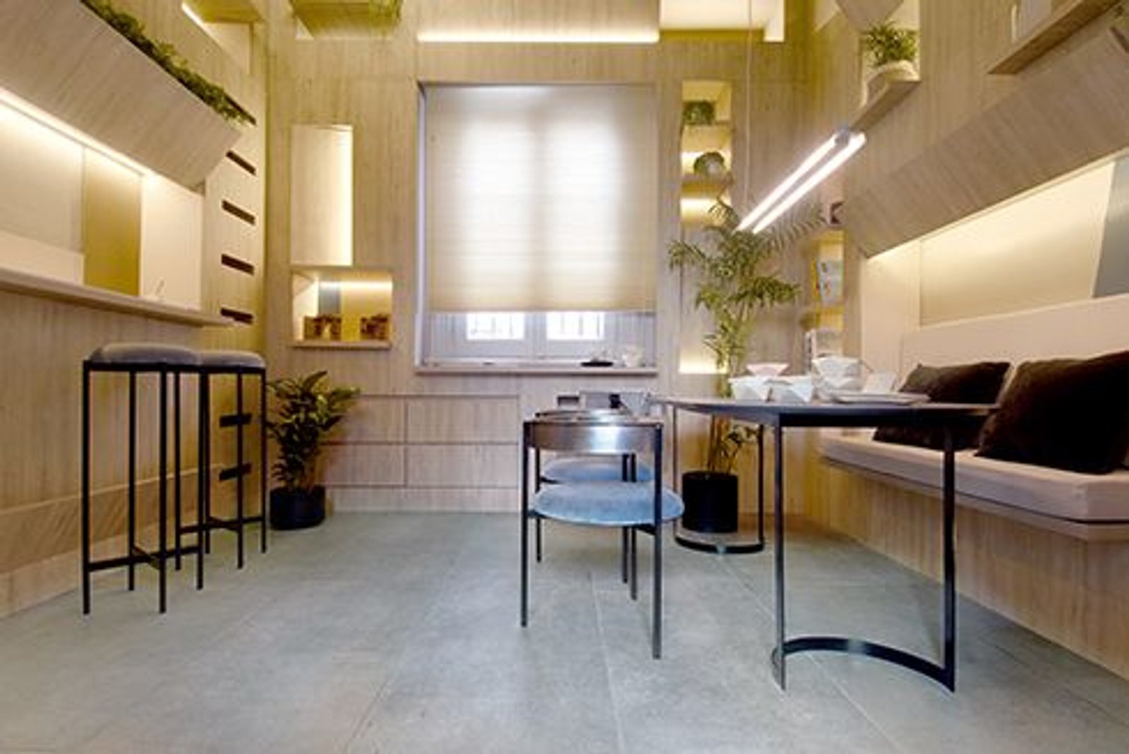 Comedor y living moderno escandinavo con luz cálida — proyecto Casa Foa Devoto 2018, por Vite Porcellanato, en Buenos Aires
