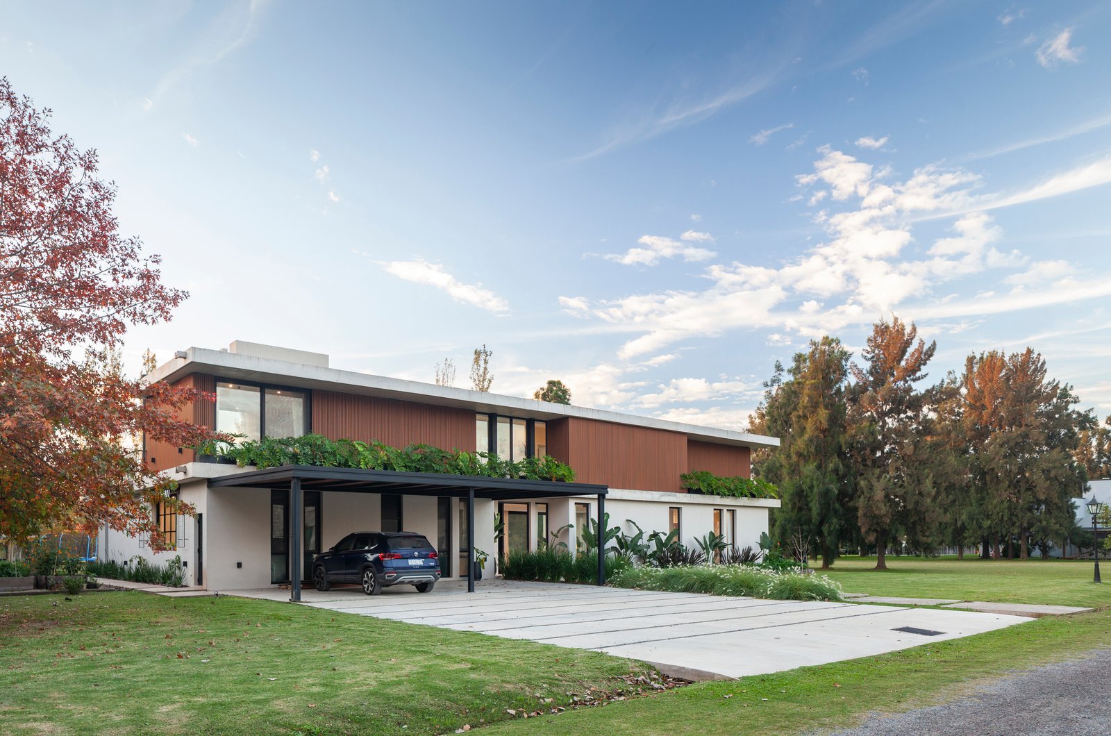 Casa moderna con hormigón visto y detalles de madera — proyecto CASA HS143, por A'PRIMA - Arquitectura Sustentable, en km 7.5 Ruta 25