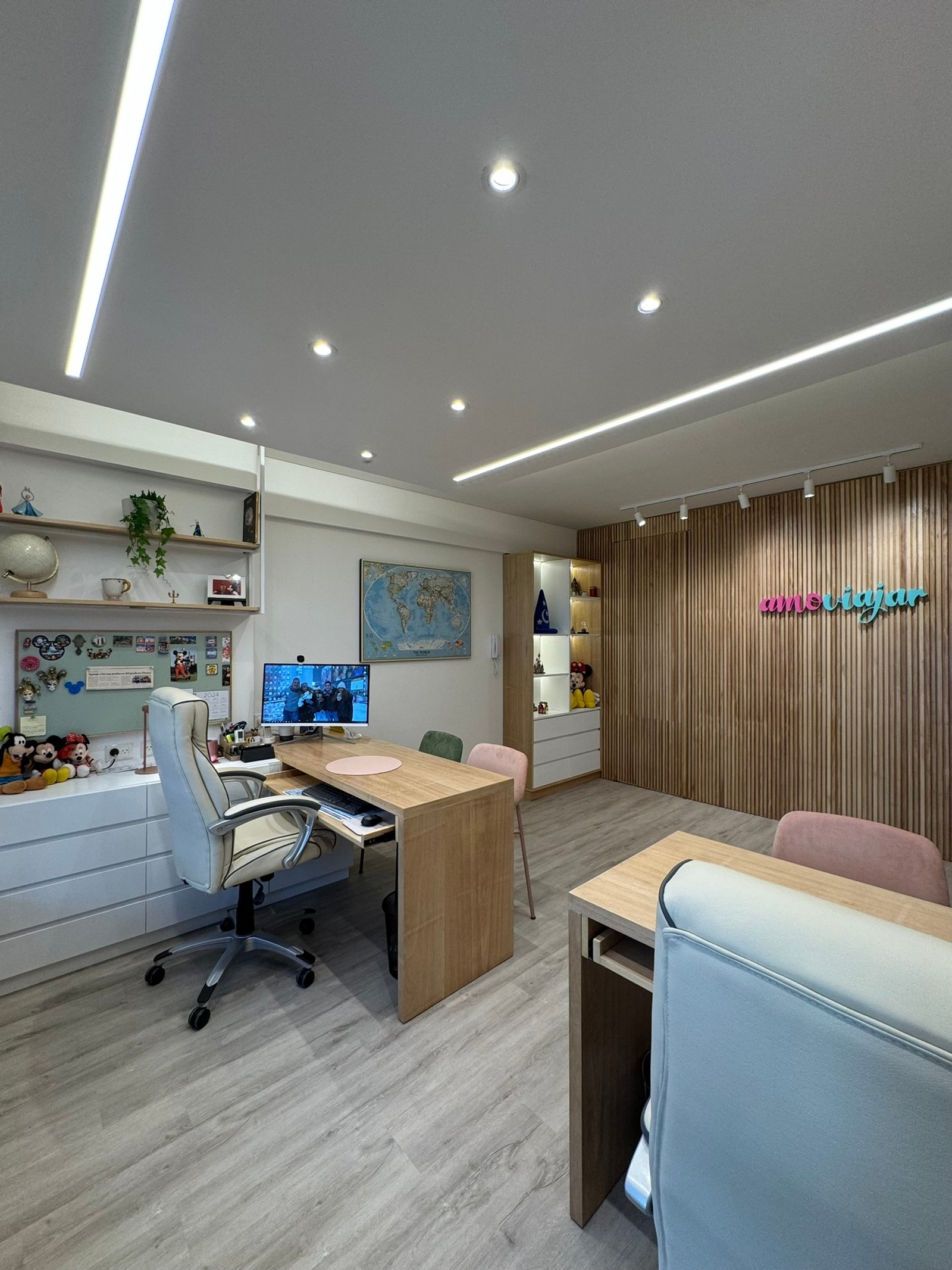 Oficina moderna con escritorio L, pared de listones de madera y estanterías — proyecto AmoViajar, por MDBK Arquitectura, en Palermo