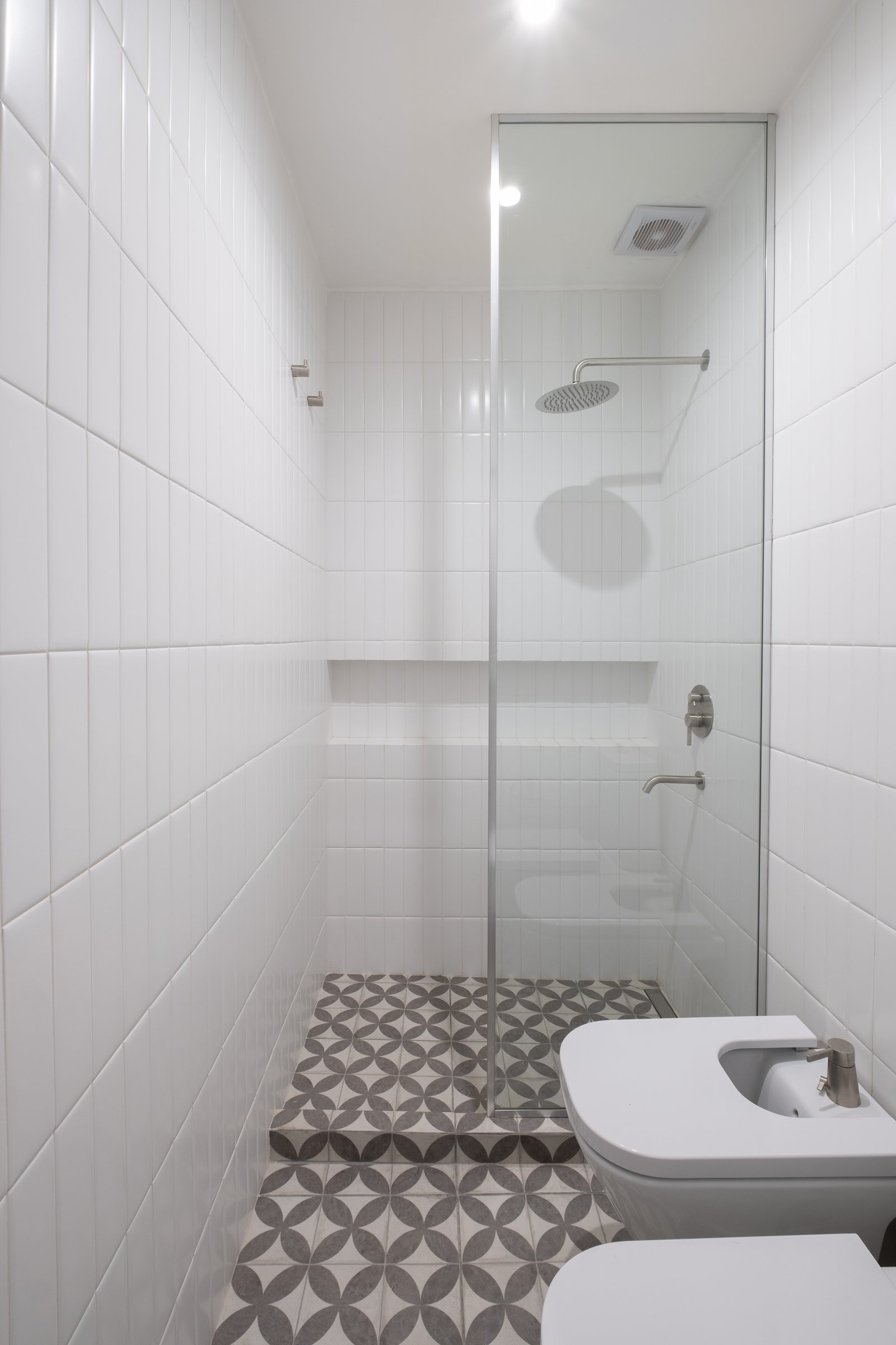 Baño moderno con azulejos blancos y ducha de vidrio — proyecto Casa Patio, por Herrera Ungaro, en San Cristóbal