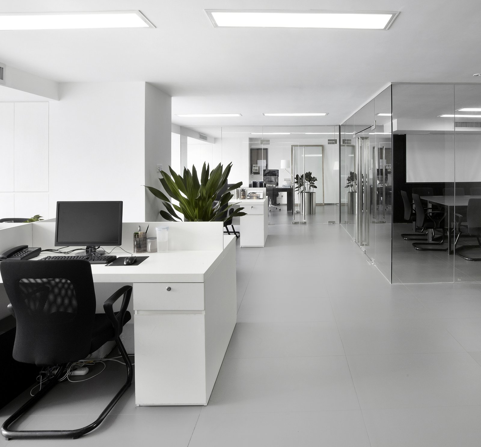 Oficina moderna minimalista con escritorio blanco — proyecto 60x60, por Cerámica Alberdi 