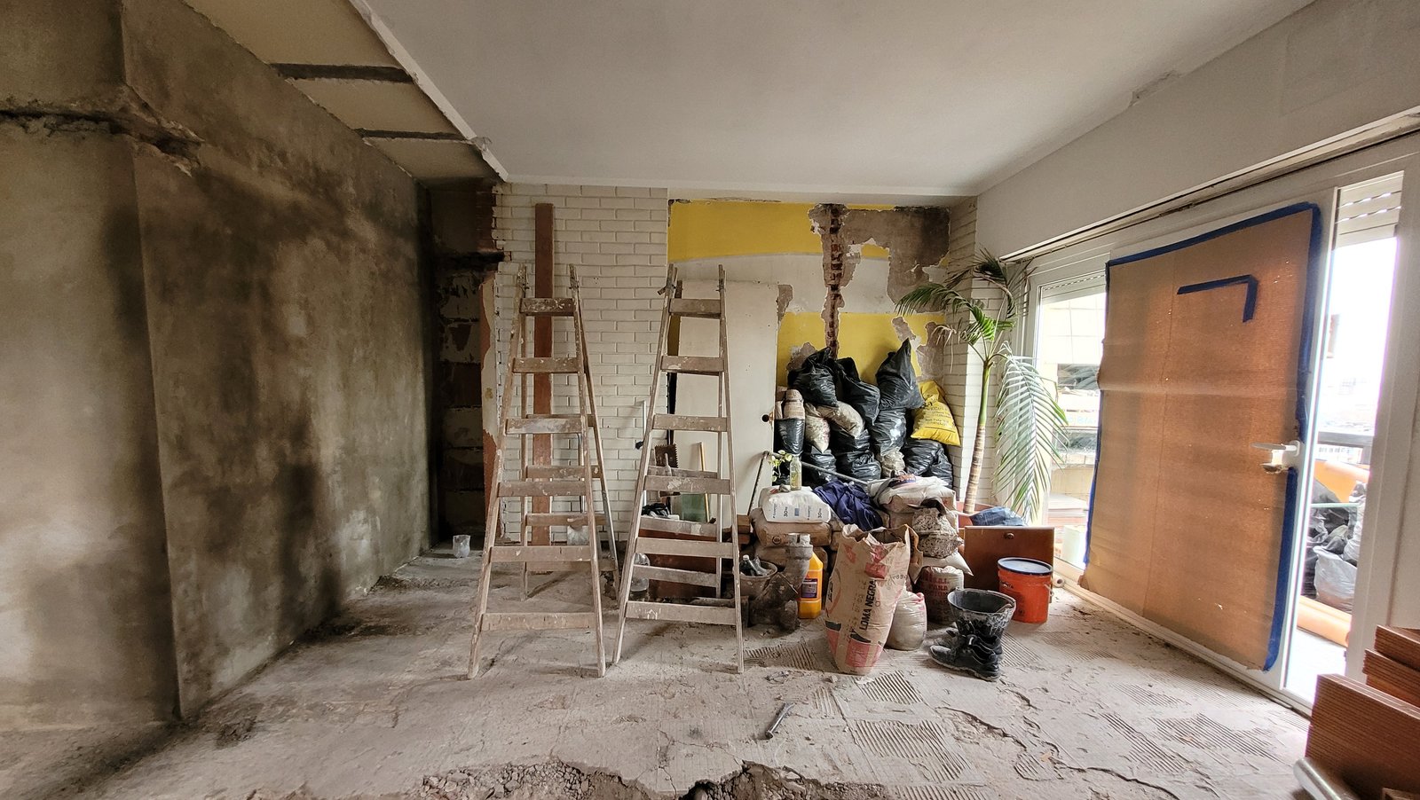 espacio en construccion con materiales de obra — proyecto Living - Remodelación Soho, por RenovArqui, en Palermo
