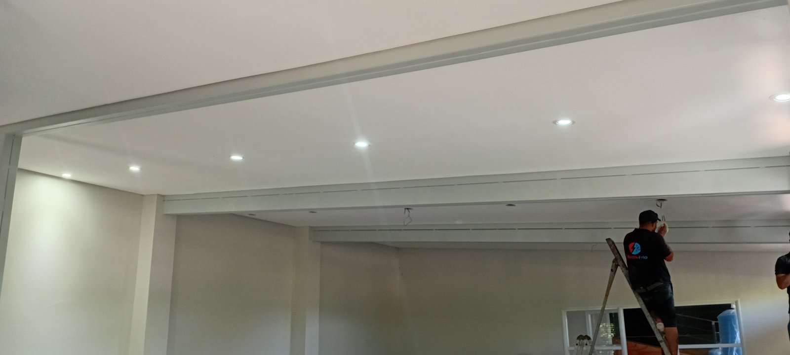 instalación de iluminación en techo y rieles metálicos — proyecto MITRE SANITARIOS, por Yamil Cerna, en Tunuyán