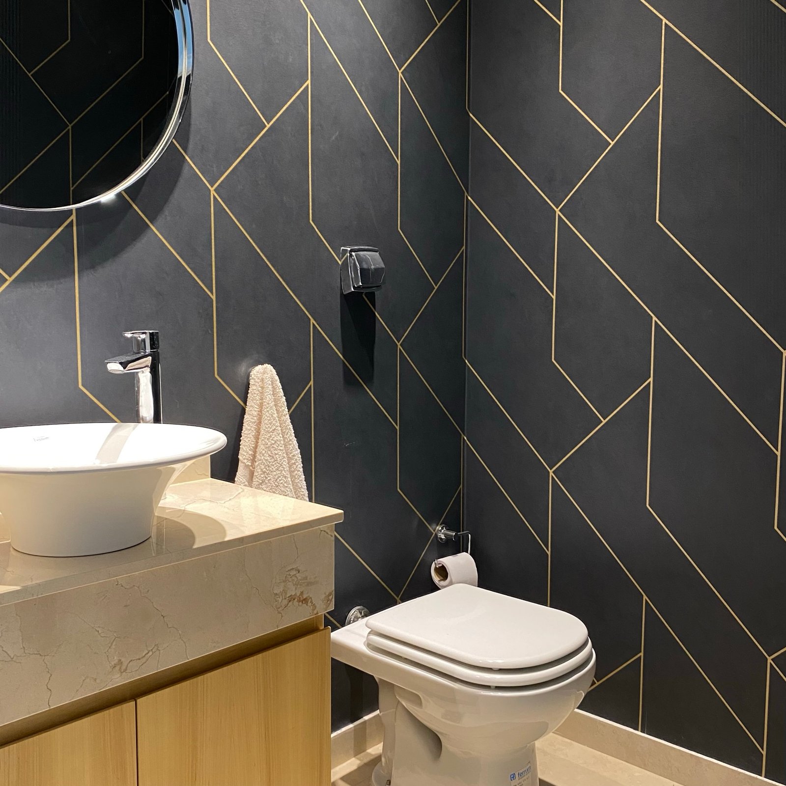 Baño minimalista con papel tapiz geométrico dorado y sanitarios modernos — proyecto Padilla, por MDBK Arquitectura, en Villa Crespo