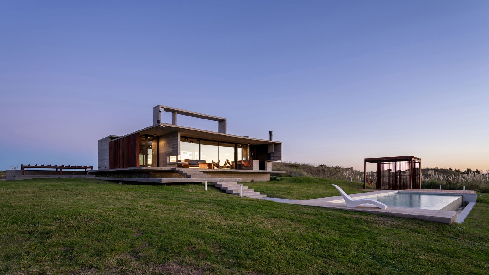 casa moderna con piscina en entorno rural — proyecto Casa Médanos, por Besonías Almeida arquitectos, en JWRC+MQ