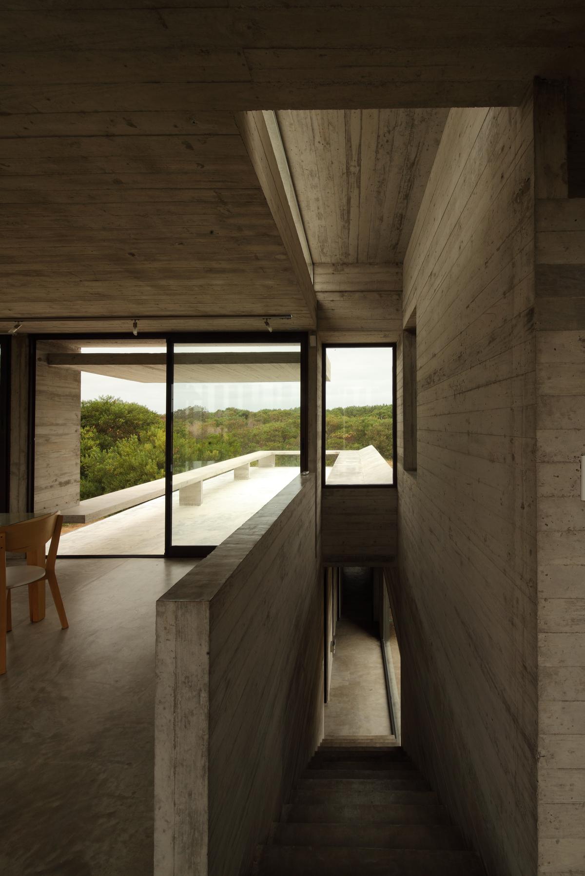 Escalera con color predominante Marrón del Proyecto Casa Costa Esmeralda por Luciano Kruk