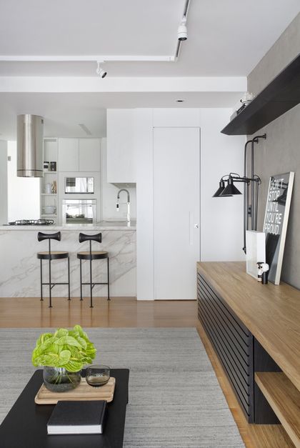 Cocina minimalista blanca y gris con isla marmol y taburetes negros — proyecto JG House, por Studio Ro-ca