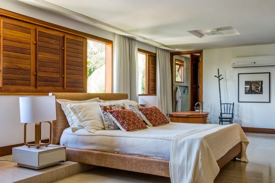 Dormitorio moderno con cama madera, cabecero de listones y amplios ventanales — proyecto Casa Interlagos , por Arquitetura Paulo Melo E Paulo