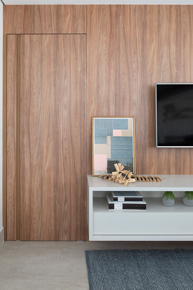 Apartamento de 120m² tem varanda integrada e decoração moderna contemporânea