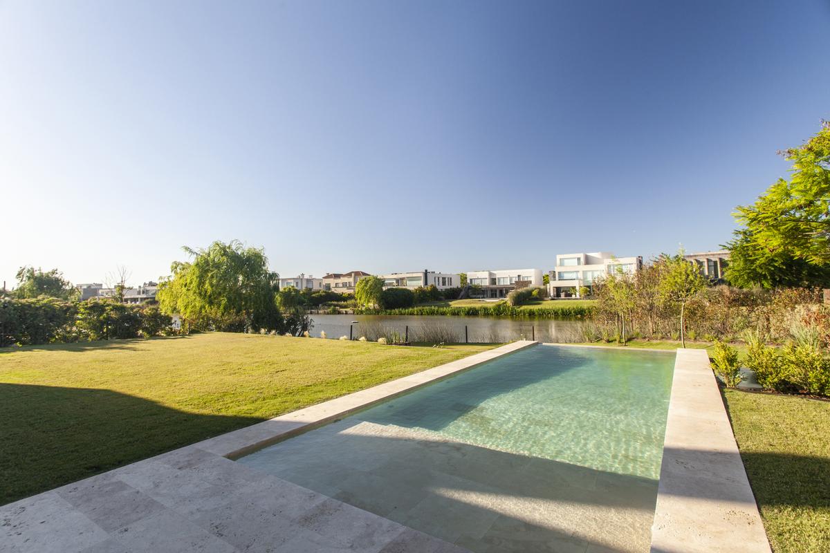 Pileta con color predominante Gris del Proyecto El Golf 137 por Build a Home Arquitectura