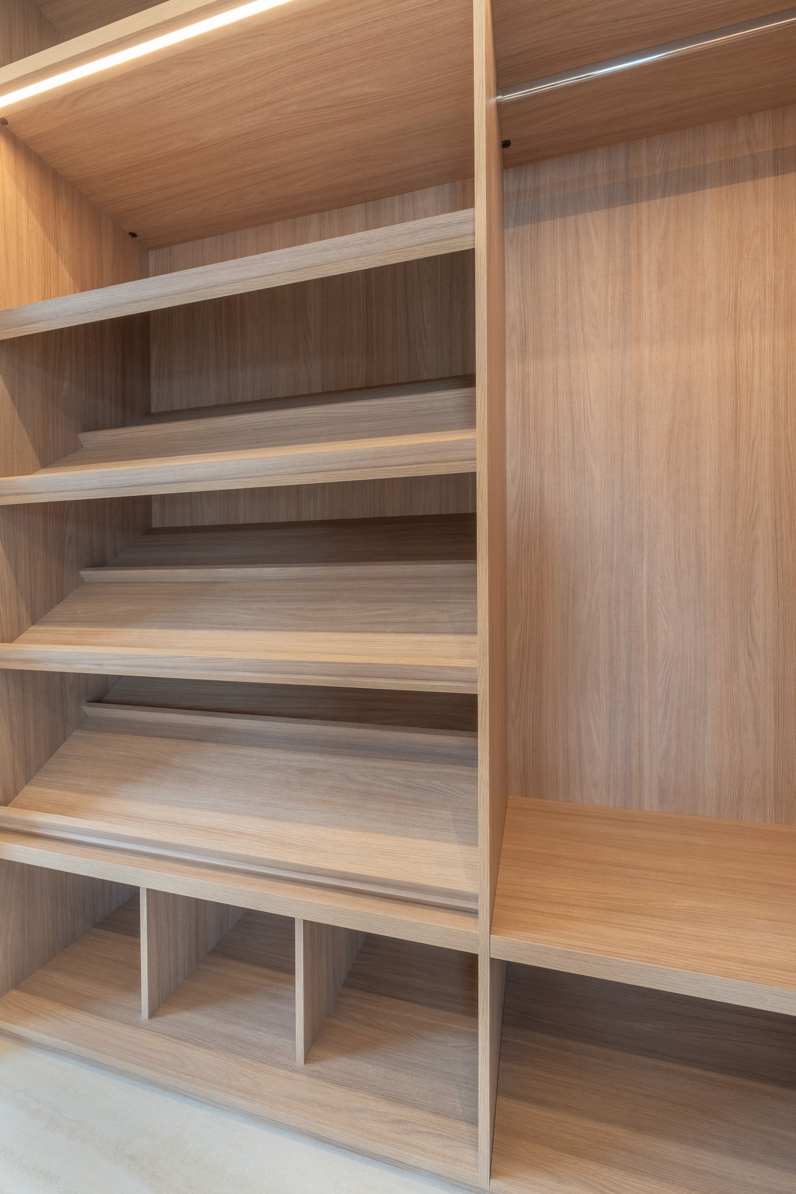 Closet moderno com prateleiras e iluminação indireta — projeto Yacht - Estudio CCWay, por ABEJA CONCEPT, em Av. de la Ribera 560