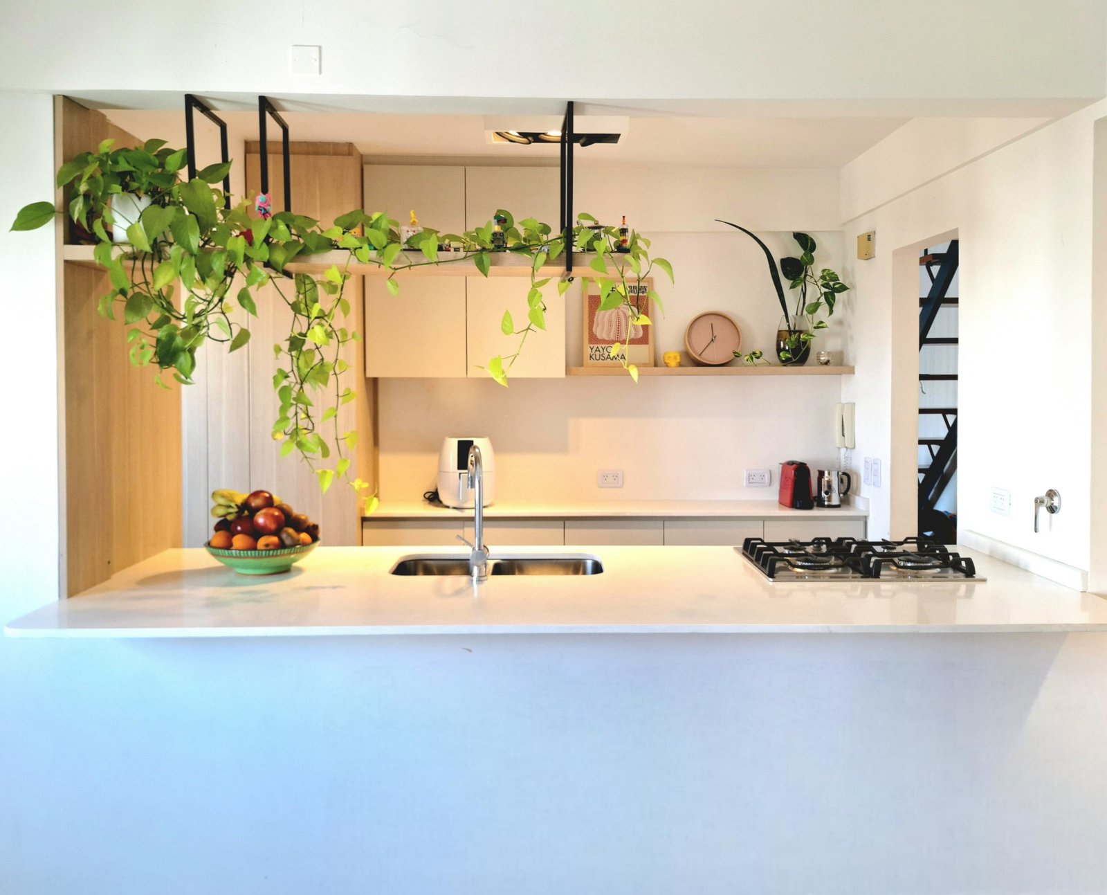 Cozinha moderna com parede verde suspensa e ilha — projeto PROYECTO VICENTE LOPES, por HALESA ESTUDIO, em Vicente López