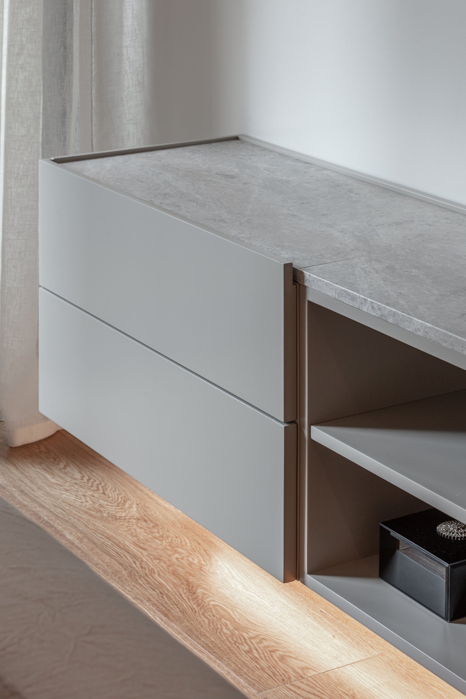 Mueble modular moderno gris con iluminación indirecta y piso de madera — proyecto Donna Fiore | Sobrio & sofisticado | Sober & Sophisticated | Lucia Quinteros, por Ren Studio, en P
