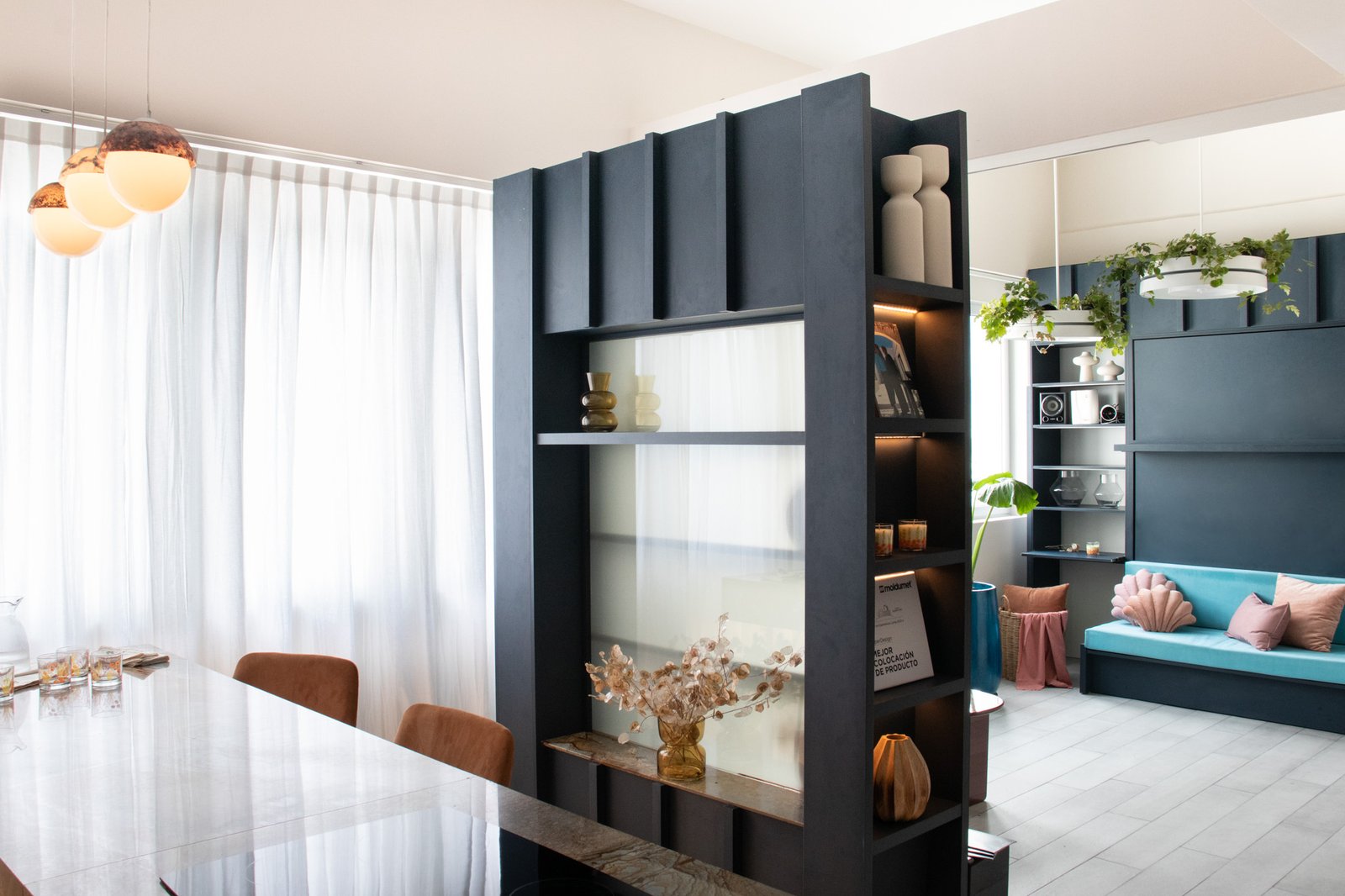 Sala de estar moderna con estantería modular negra y luz indirecta — proyecto Flor de mar azul, por KUPERDESIGN CONSTRUCCIONES SRL, en Cdad. Autónoma de Buenos Aires