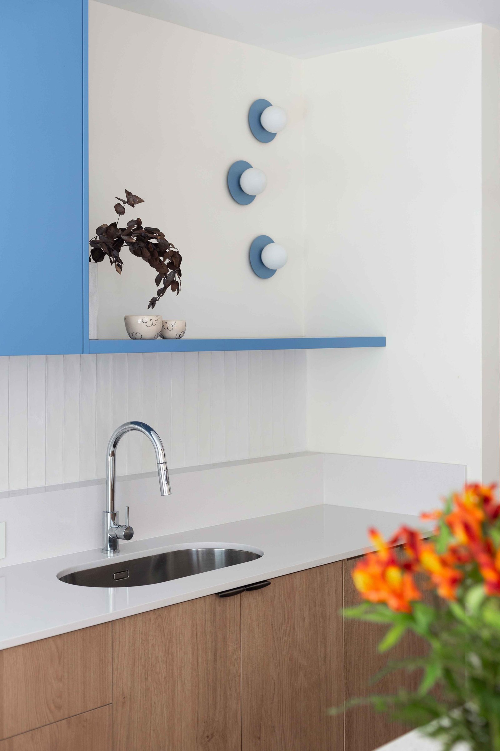 Cocina moderna con muebles de madera natural y mesada de mármol blanco — proyecto Grecia, por Bouré Studio, en Núñez