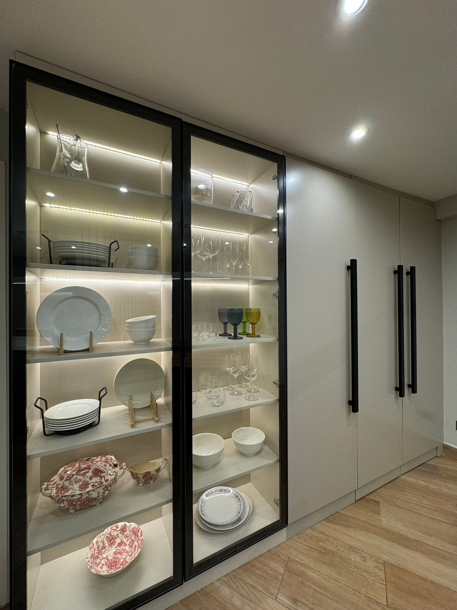 Cozinha moderna com armário de vidro e iluminação indireta — projeto Las Heras, por MDBK Arquitectura, em Palermo